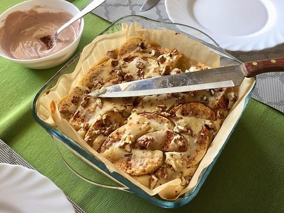 Pieczony naleśnik z bananami i jabłkiem