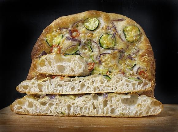 Focaccia z cukinią, cebulą i rozmarynem