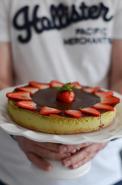 Sernik matcha z polewą czekoladową