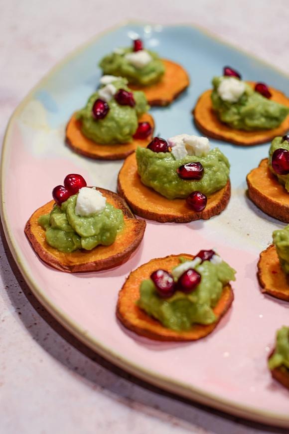 Bataty z guacamole i granatem