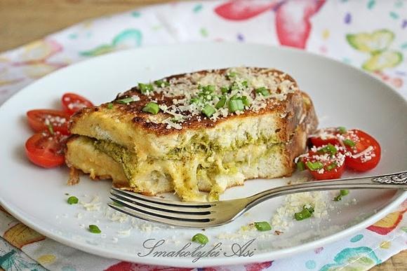 Tosty francuskie z zielonym pesto