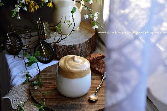 Dalgona coffee - ubijana kawa na słodko do picia