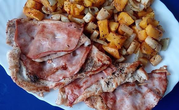 Kotlety z kurczaka i szynki z pieczonymi warzywami