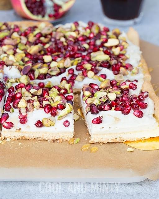 Mazurek tahini z granatem i pistacjami