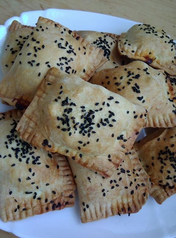 Empanadas z mielonym indykiem i cebulą