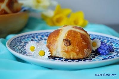 Hot cross buns – Wielkanocny wypiek angielski