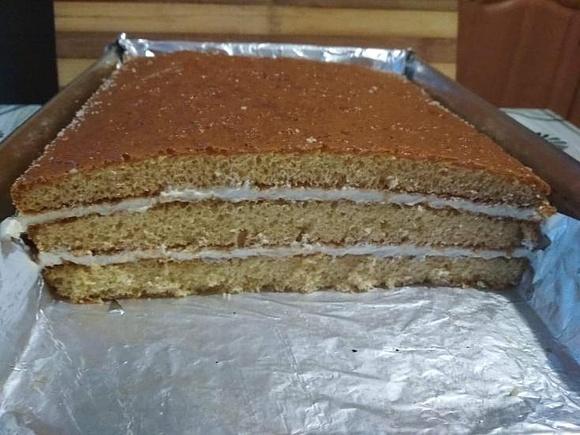 Ciasto miodowe przekładane kwaśną śmietaną