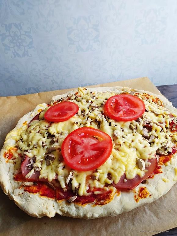 Pizza z szynką i pieczarkami