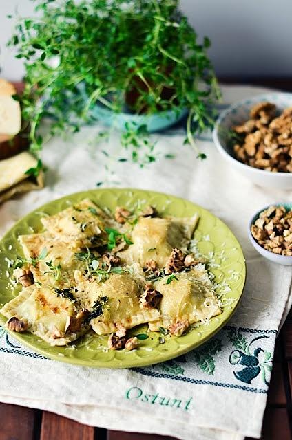 Ravioli z wędzoną ricottą i szpinakiem