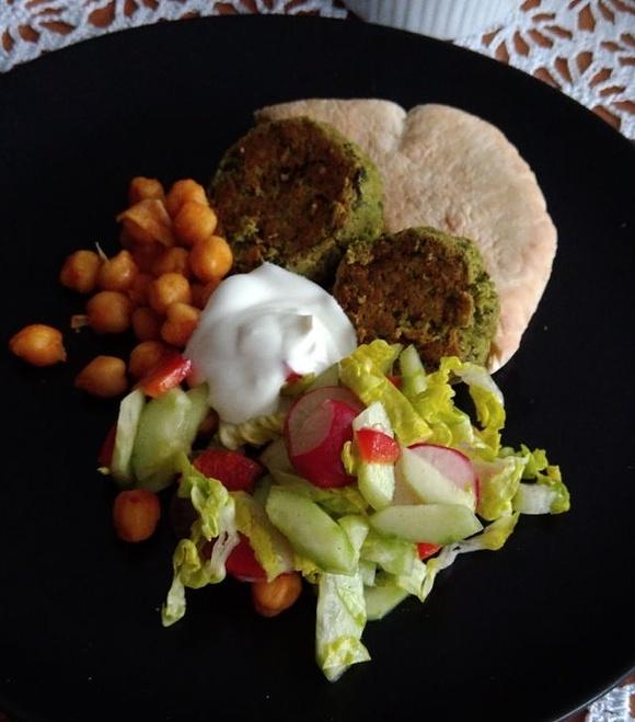 Groszkowe falafele z czosnkową ciecierzycą