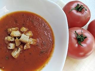 Pomidorowa zupa krem z grzankami czosnkowymi