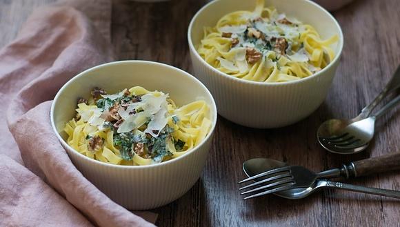 Tagliatelle z szałwią i orzechami włoskimi