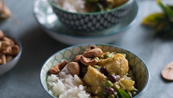 Wegetariańskie curry z kalafiorem, fasolą adzuki i zielonym groszkiem