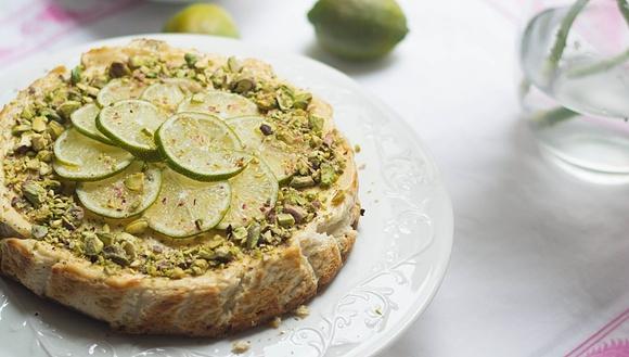 Sernik limonkowy z pistacjami