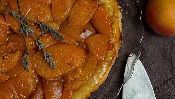 Tarta tatin z morelami lawendą i rozmarynem