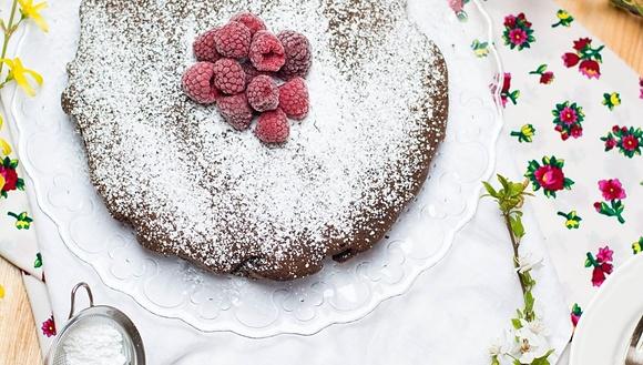 Czekoladowe ciasto gryczane bez glutenu z malinami