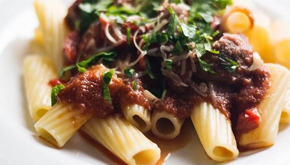 Wołowina z papryką i chilli w sosie pomidorowym z kolendrą
