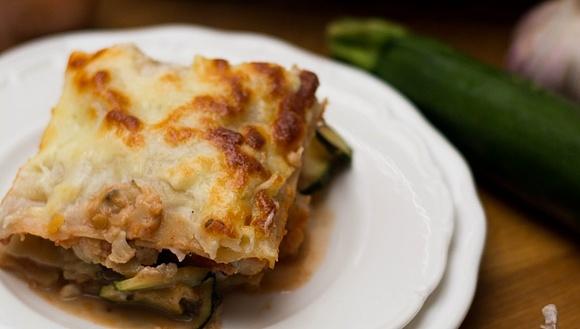 Lazania z czerwoną soczewicą i warzywami dla wegetarian
