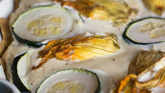 Wegetariańska tarta z kwiatami cukinii, ricottą i kozim serem