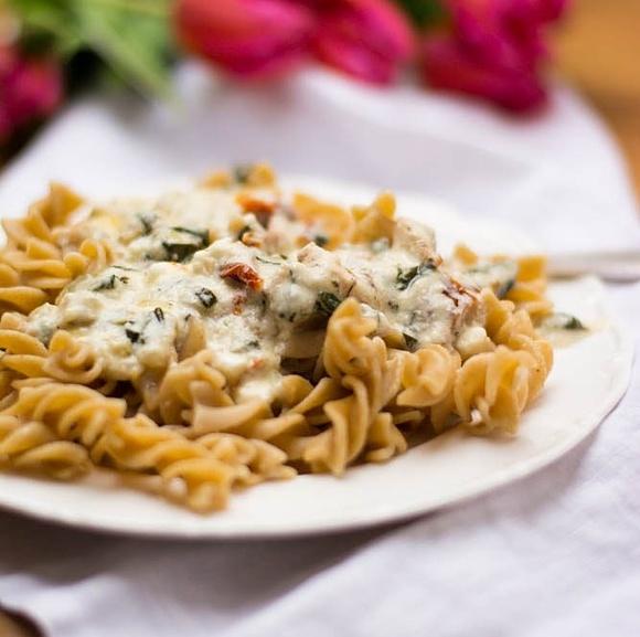 Makaron pełnoziarnisty z sosem z gorgonzoli, jogurtem, szpinakiem i suszonymi pomidorami