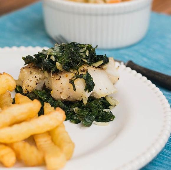 Jarmuż z dorszem, cebulą, czosnkiem i parmezanem