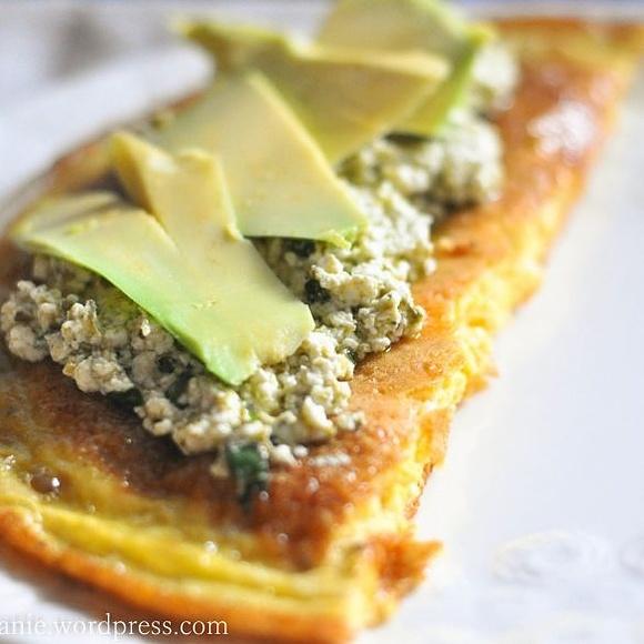 Omlet z twarogiem i zielonym pesto na niedzielne śniadanie