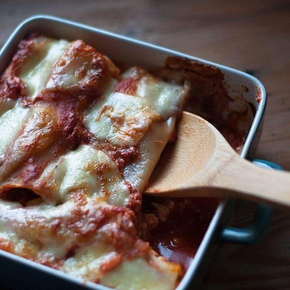 Błyskawiczne cannelloni z tuńczykiem w sosie pomidorowym