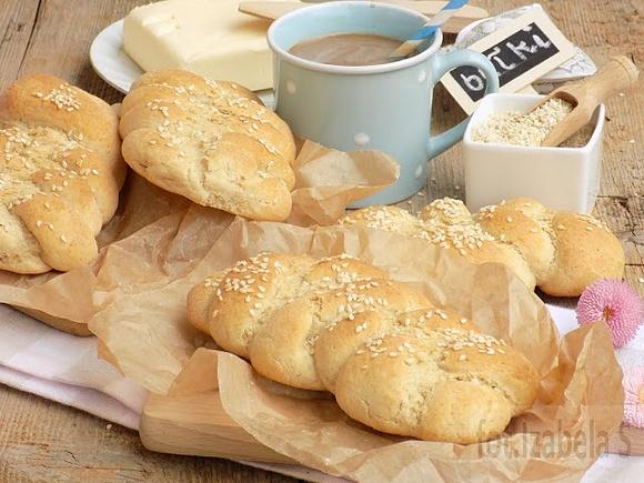 Plecione bułki z mąką owsianą i sezamem