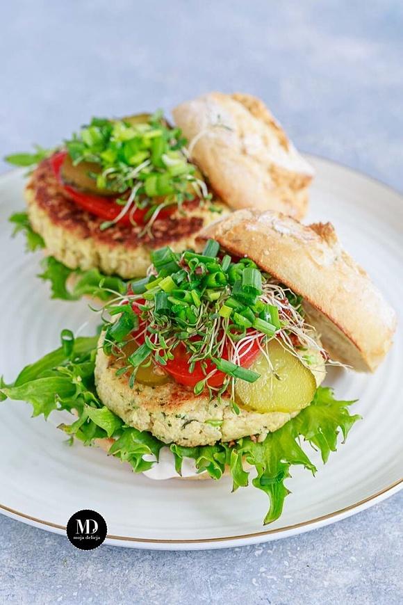 Tofu burger z cukinią i natką pietruszki