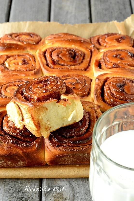 Bułeczki cynamonowe z cynamonem i cukrem - przepis na cinnamon rolls