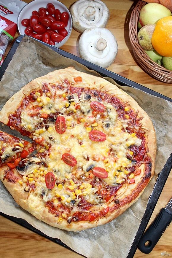 Pizza xxl z kabanosami, kukurydzą, papryką i pieczarkami