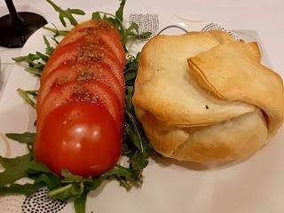 Camembert zapiekany w cieście francuskim