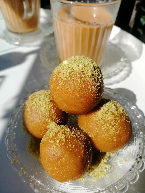 Indie słodkie kule z mąki z ciecierzycy besan ladoo