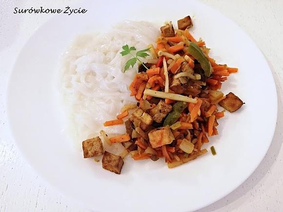 Chińska potrawka z tofu i makaronem ryżowym