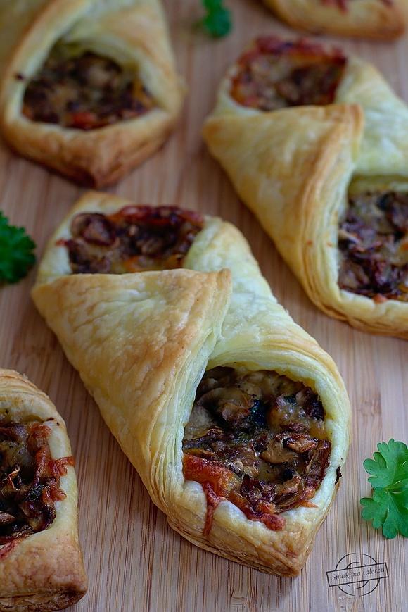 Przekąska z ciasta francuskiego z pieczarkami i mozzarellą
