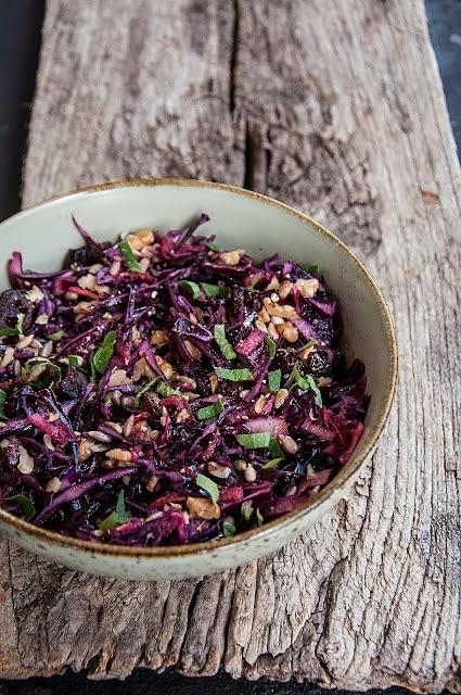 Surówka z czerwonej kapusty z octem balsamicznym i orzechami