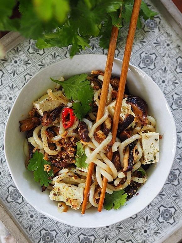 Tofu shiitake udon miska dobroci
