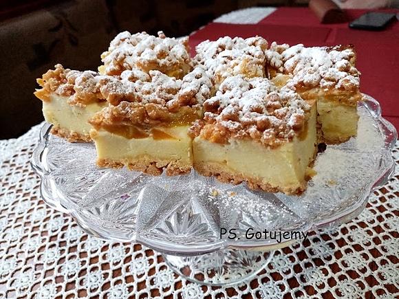 Sernik z brzoskwiniami