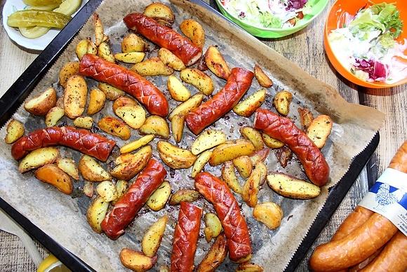 Pieczona kiełbasa z ziemniakami – obiad z piekarnika