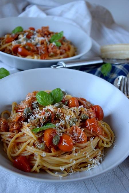 Spaghetti z boczkiem pomidorkami koktajlowymi i kaparami