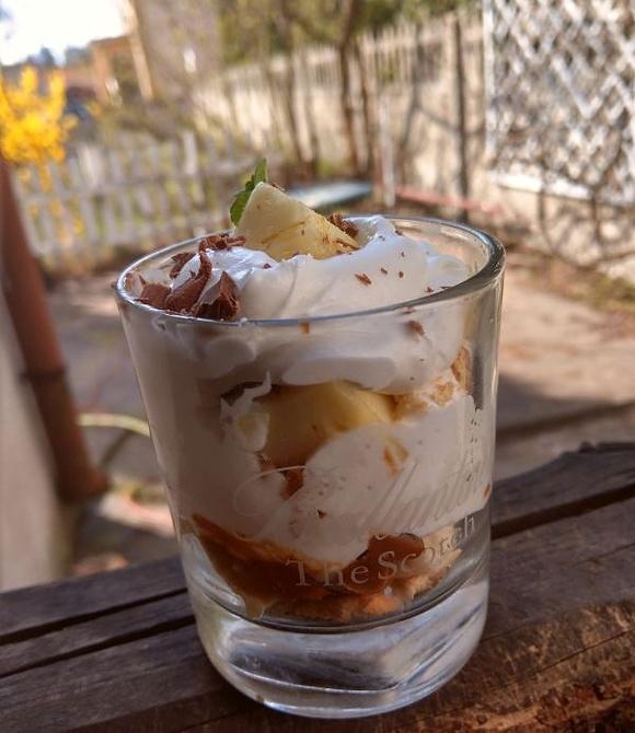 Banoffee z ananasem i herbatnikami