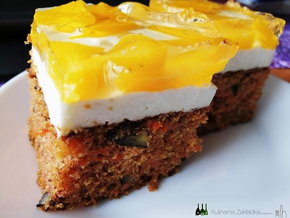 Ciasto marchewkowe z twarożkiem i brzoskwiniami