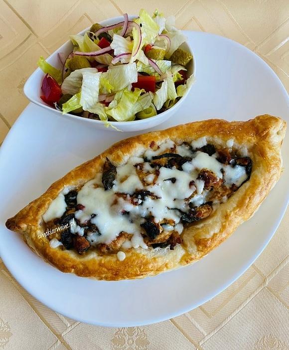 Łódeczki z ciasta francuskiego z mozzarellą i mięsem