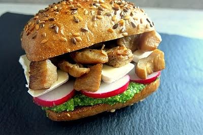 Kanapka z pesto z liści rzodkiewki i grzybami