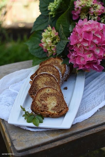 Babka czekoladowa z jabłkami