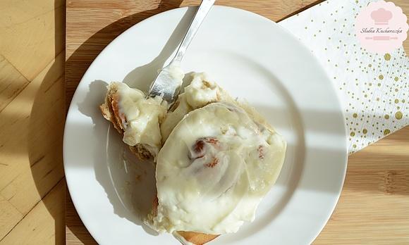 Domowe cinnamon rolls z śmietankowym kremem
