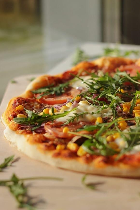 Przepis na pizzę z dłuższym wyrastaniem i bez cukru
