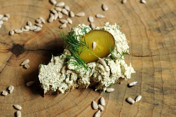 Pasta ze słonecznika i kiszonych ogórków