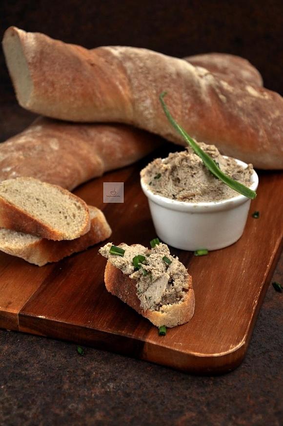 Pasta z słonecznika z cebulą i szczypiorkiem