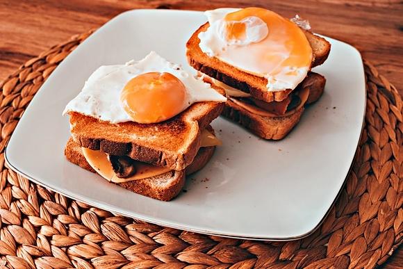Chrupiący tost z pieczarkami i jajkiem sadzonym na śniadanie